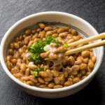 賞味期限切れの納豆はいつまで食べられるのか。加熱すればもつもの？