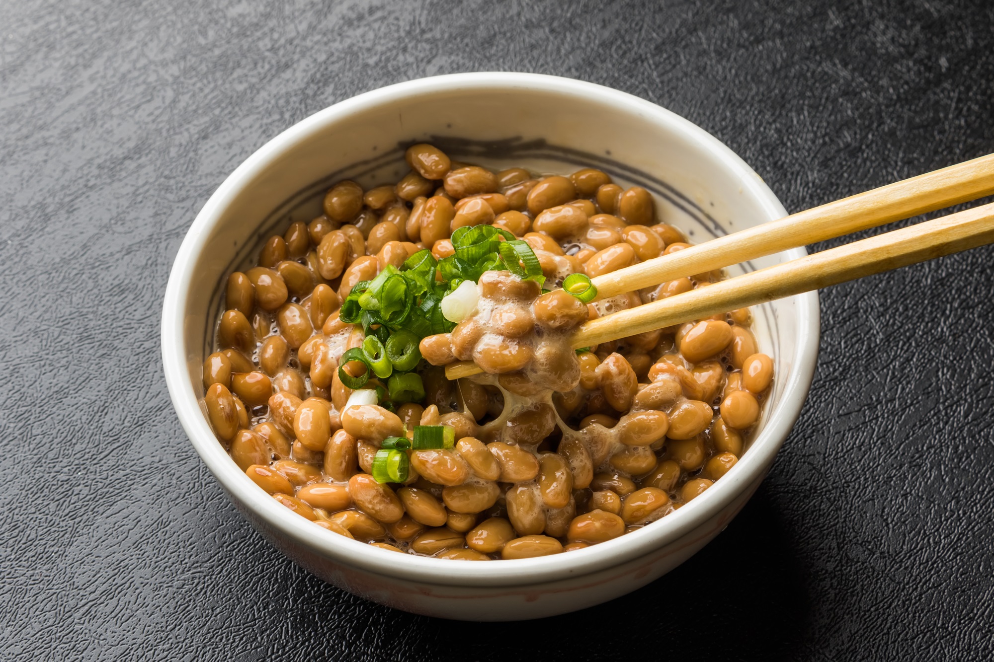 賞味期限切れの納豆はいつまで食べられるのか。加熱すればもつもの？