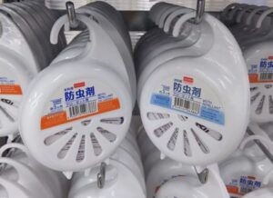 【節約術】クローゼット、洋タンスに吊り下げる防虫剤の工夫